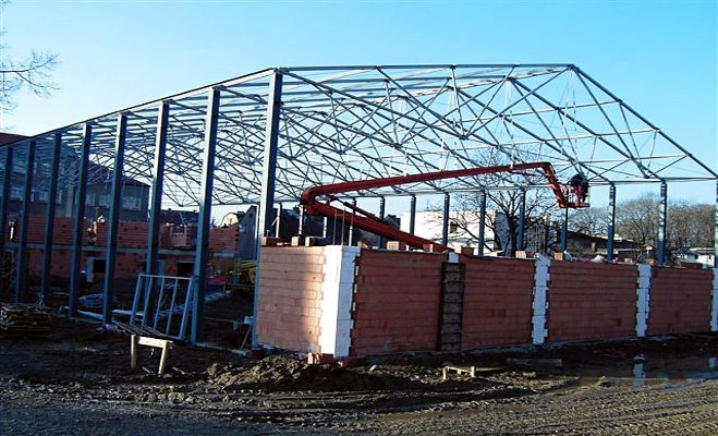 Installation of steel structure of sports hall in Głuchołazy